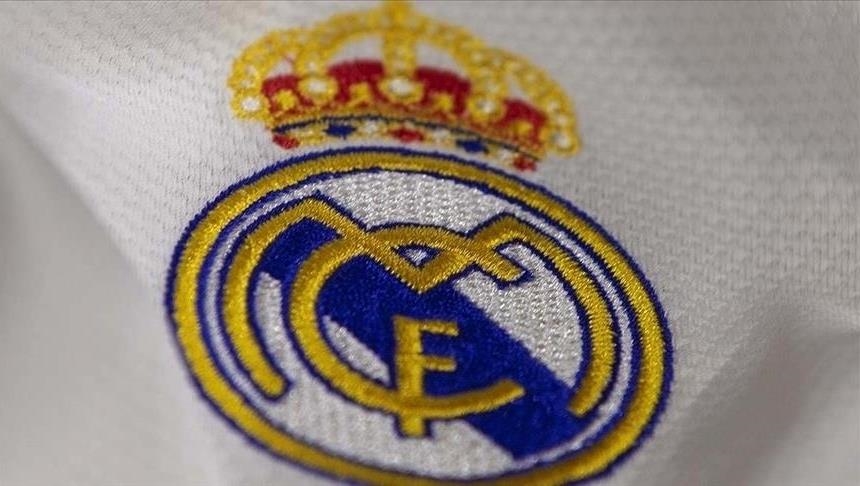 Why do Real Madrid have a crown on their crest and which other teams have  it?