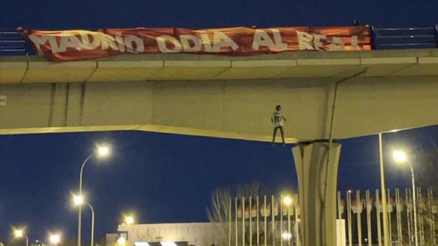 Uoči madridskog derbija: Navijači Atletica na mostu objesili lutku s likom i dresom Realovog fudbalera Vinicijusa Jr