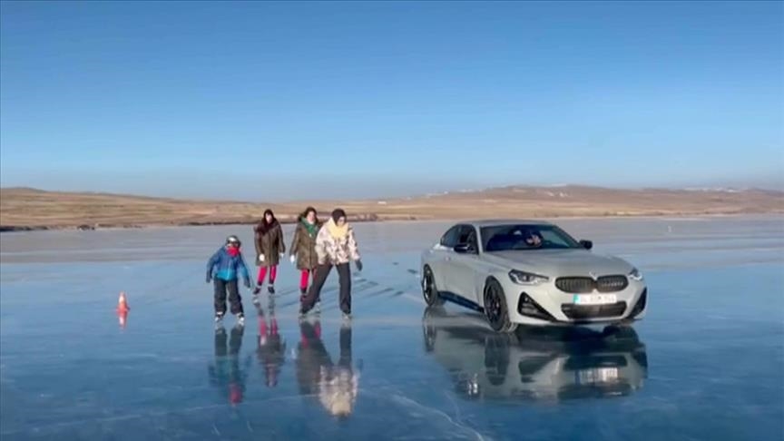 Замрзнатото езеро Чилдир во Туркије: Возење со автомобил, лизгање и ескимски риболов