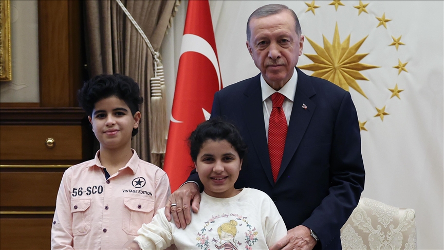 Turkish president receives Palestinian siblings injured in Gaza