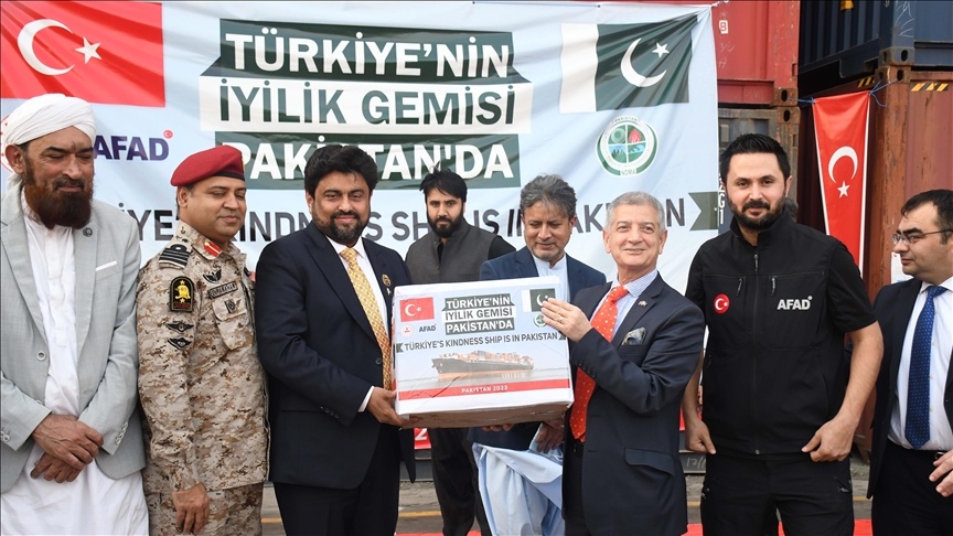 В Пакистан из Турции прибыл корабль с гуманитарным грузом