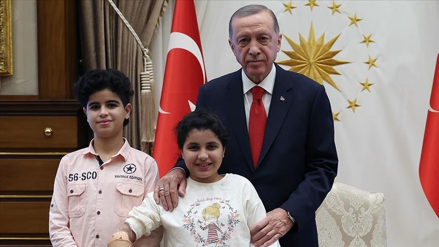 Erdogan primio dječaka i djevojčicu iz Gaze koji se liječe u Turkiye nakon ranjavanja u izraelskom napadu