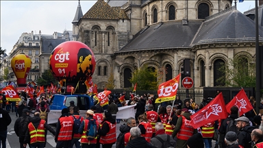 Fransa'da petrol rafinerileri, enerji ve liman sektörü çalışanları greve gidiyor