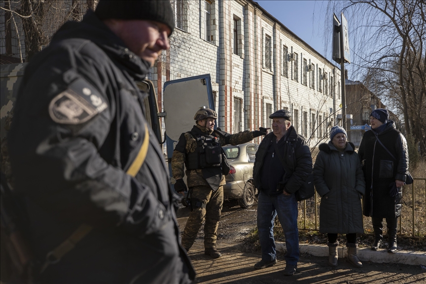 Evakuacija civila iz ukrajinskog Bahmuta pod granatama