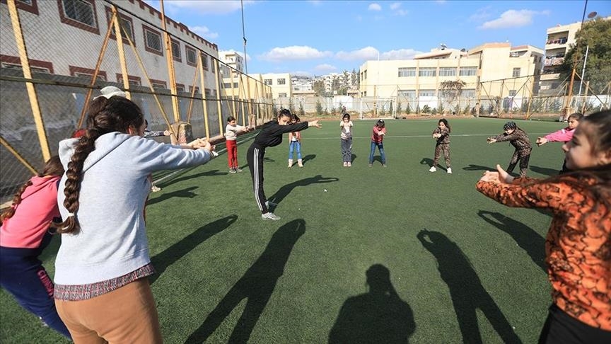 Antrenora Efrînî ji zarokên keçîn tîma fitbolê ava kir