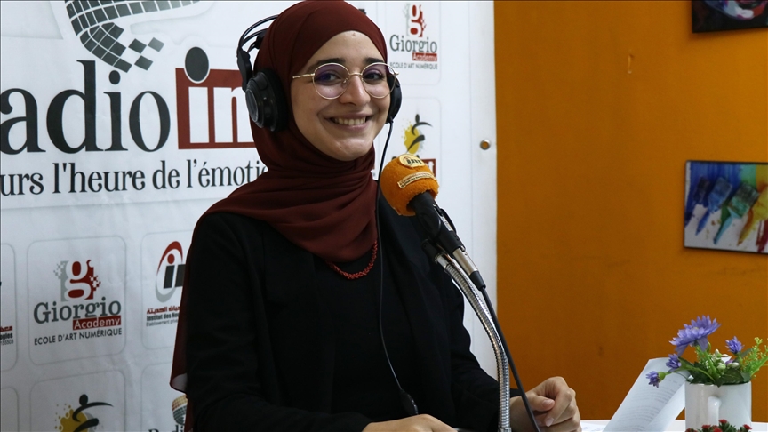 Une jeune tunisienne réalise son rêve d'enfant en préparant une émission de radio en turc