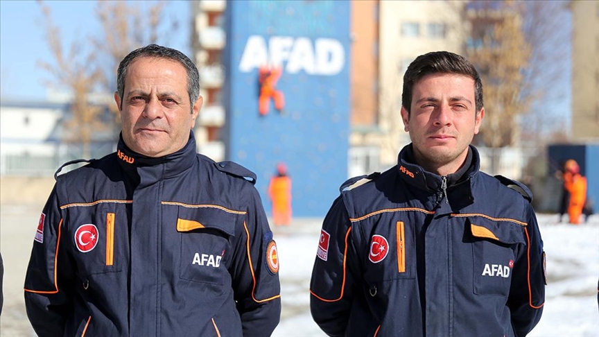 Baba oğul aynı ekipte hayat kurtarmak için çalışıyor 