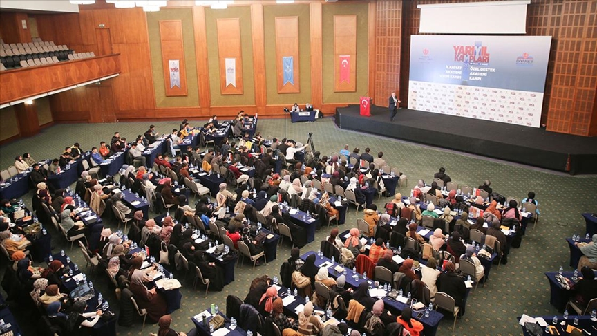 TDV'nin burs desteği verdiği öğrencilere yönelik yarıyıl kampı başladı