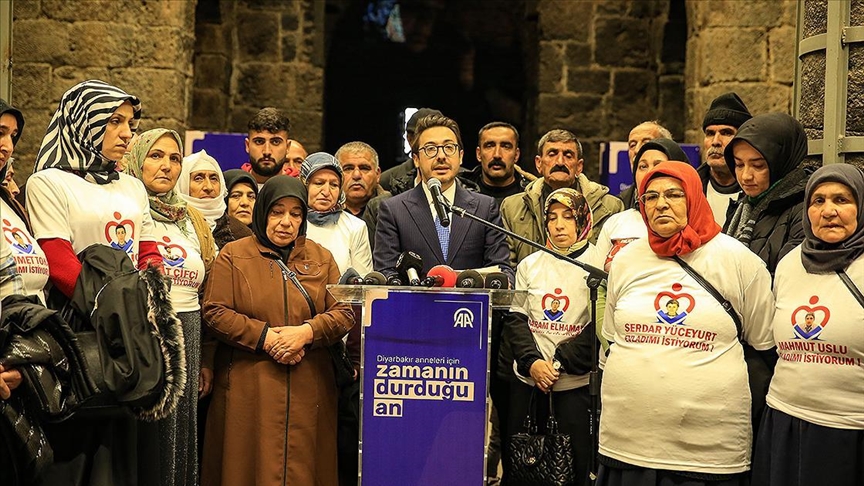 الأناضول تنظم معرض "لحظة توقف الزمن عند أمهات ديار بكر"
