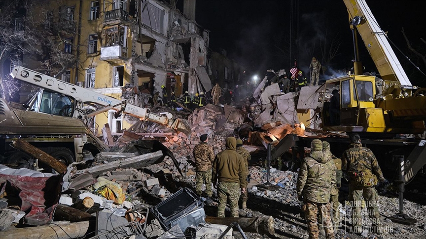 Ukrayna’da füzenin apartmana isabet etmesi sonucu 3 kişi öldü, 8 kişi yaralandı