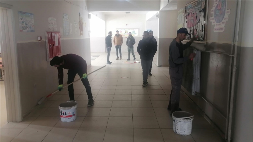 Hakkari'de usta öğretici ve öğrenciler köy okulunu onardı