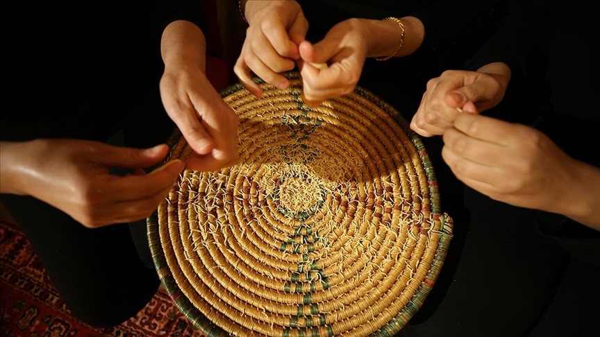 Mardin'de kadınlar elle şehriye kesme geleneğini yaşatmak için bir araya geldi