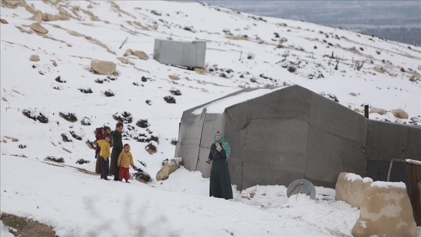 سوريا.. الثلوج تفاقم معاناة النازحين في المخيمات