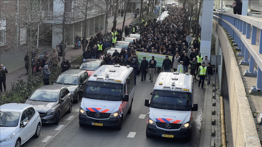 Hollanda'da Müslümanlar Kur'an-ı Kerim'e yönelik saldırıları protesto etti