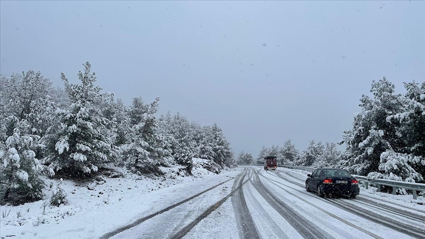 Muğla ve bazı ilçelerinde kar yağışı etkisini sürdürüyor