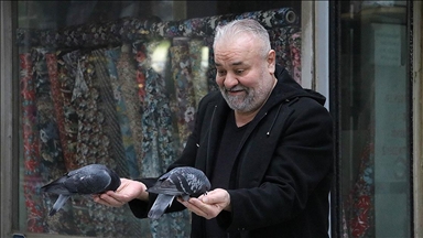 Emekli olmasına rağmen güvercinlere bakmak için iş yerini kapatmıyor