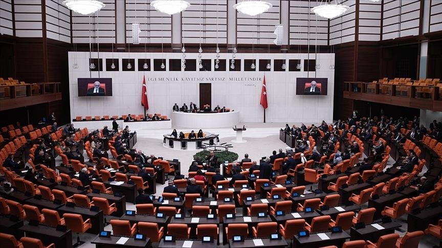 Парламент Турции приостанавливает работу на неделю в связи с землетрясением