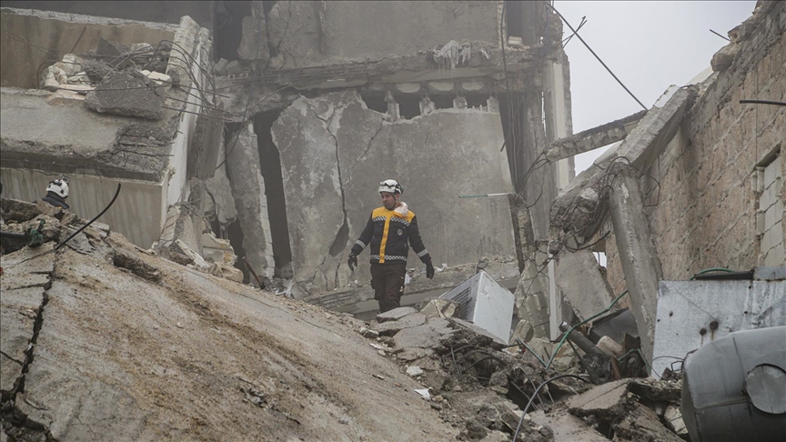 مواطن تركي يسجل بهاتفه لحظة انهيار مبنى جراء الزلزال