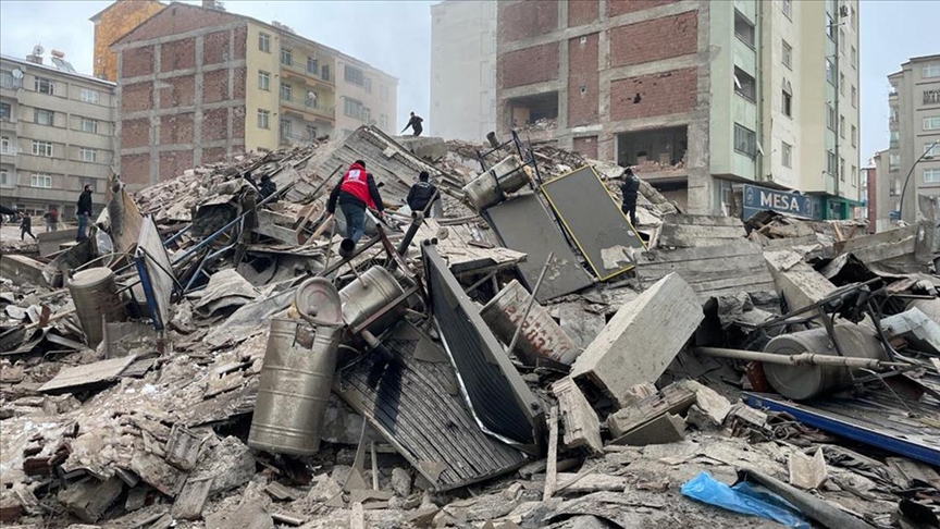 Elazığ'da depremde hasar gördüğü için boşaltılan bina çöktü