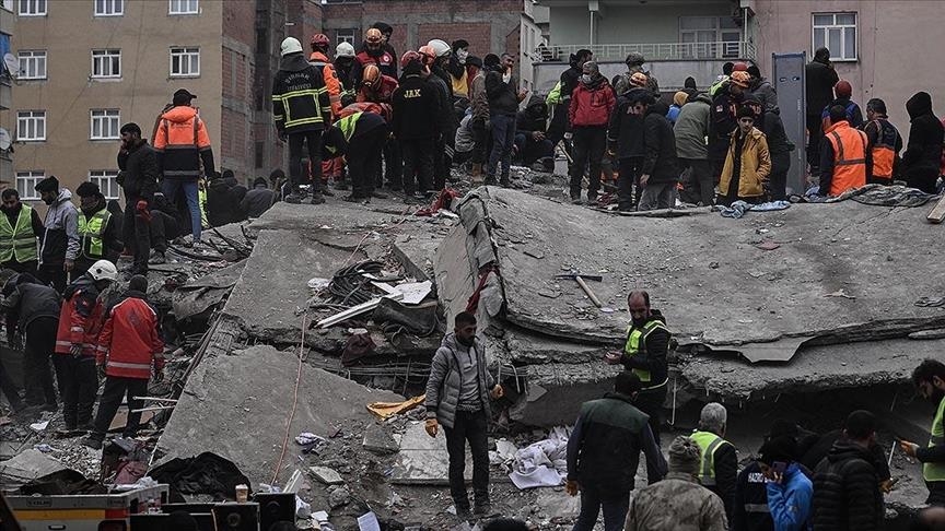 Число жертв землетрясения в Турции превысило 1,6 тыс