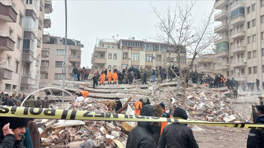 Сотрудники Турецкого Красного полумесяца оказывают помощь пострадавшим от землетрясения