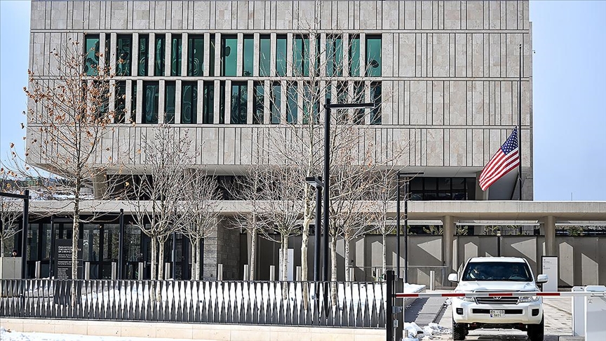 Türkiye'deki yabancı misyonlar, deprem nedeniyle bayraklarını yarıya indirdi