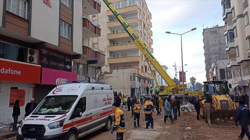 Séisme en Türkiye : 5 enfants et 2 femmes sauvés des décombres