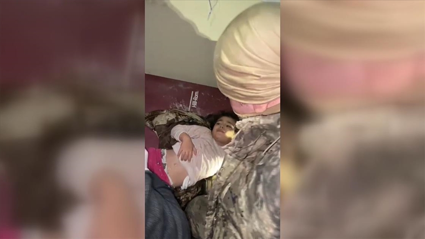 İstanbul'dan deprem bölgesine giden polisler, enkazdan kız çocuğu ile bir kişiyi kurtardı