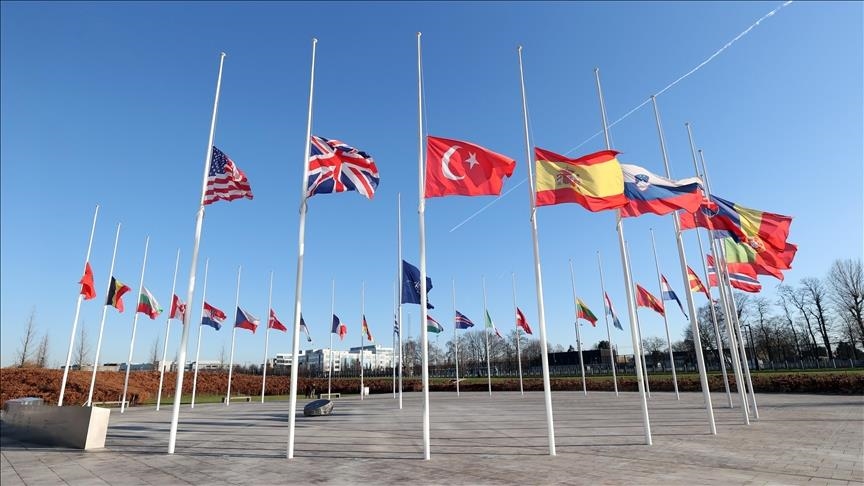 Les drapeaux de l'OTAN en berne en signe de solidarité avec la Türkiye  touchée par