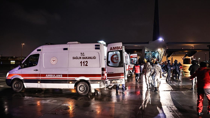 Depremde yaralanan vatandaşları taşıyan askeri uçak Atatürk Havalimanı'na indi 
