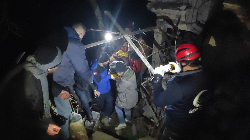 Hatay Belen'de enkazdan bir kişi sağ kurtarıldı 