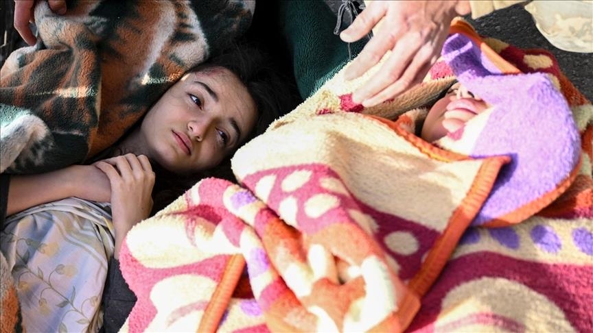 В турецком Хатае спустя 33 часа после землетрясения спасли мать с двумя детьми