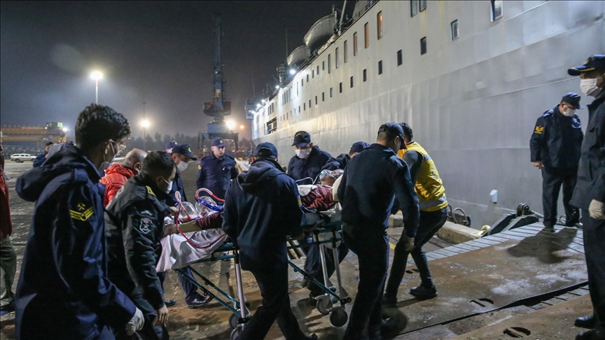 Hatay'da depremde yaralananlar TCG İskenderun gemisine alınıyor 