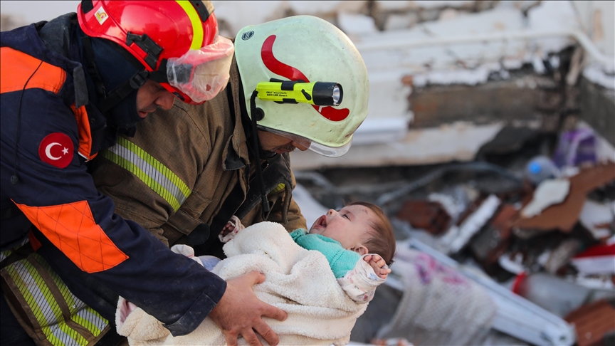 زلزال تركيا.. إنقاذ أم وابنتها بعد 30 ساعة