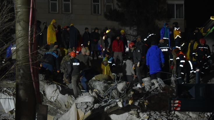 Число жертв землетрясения в Турции превысило 3,3 тыс
