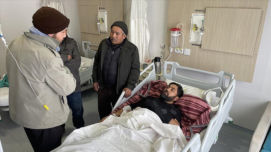 Hatay'da enkazdan kurtarılan depremzedeler yaşadıklarını anlattı