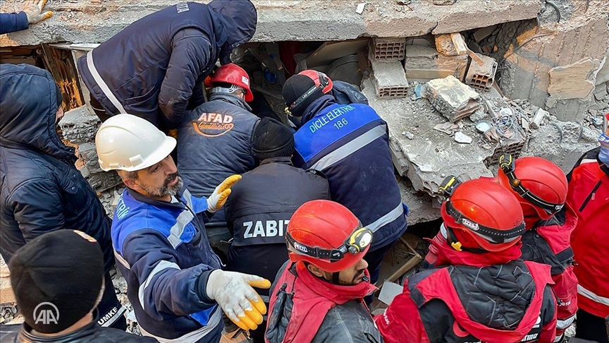 Séisme en Türkiye : 6 personnes, dont un enfant, sauvées de sous les décombres