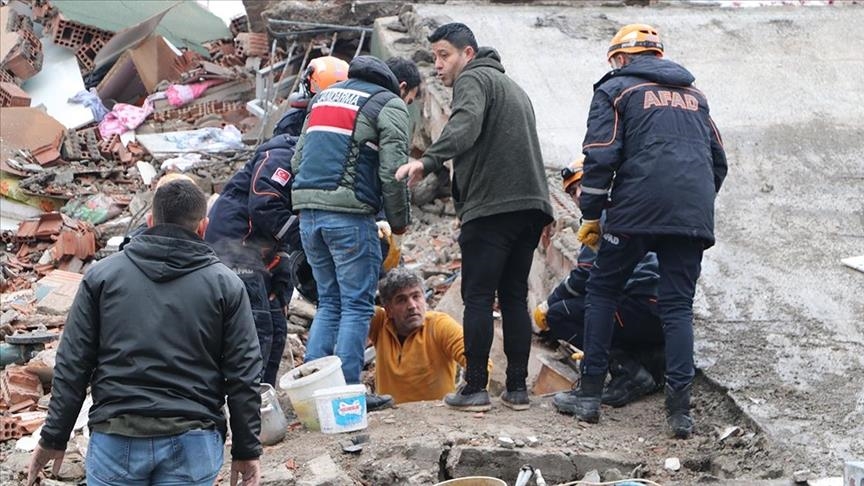Séisme en Türkiye: le bilan monte à 2 921 morts et 15 834 blessés
