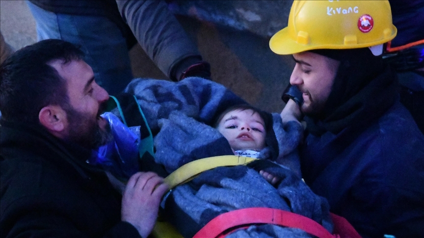 Mellizos de 18 meses y sus padres son rescatados 40 horas después de terremotos en Türkiye