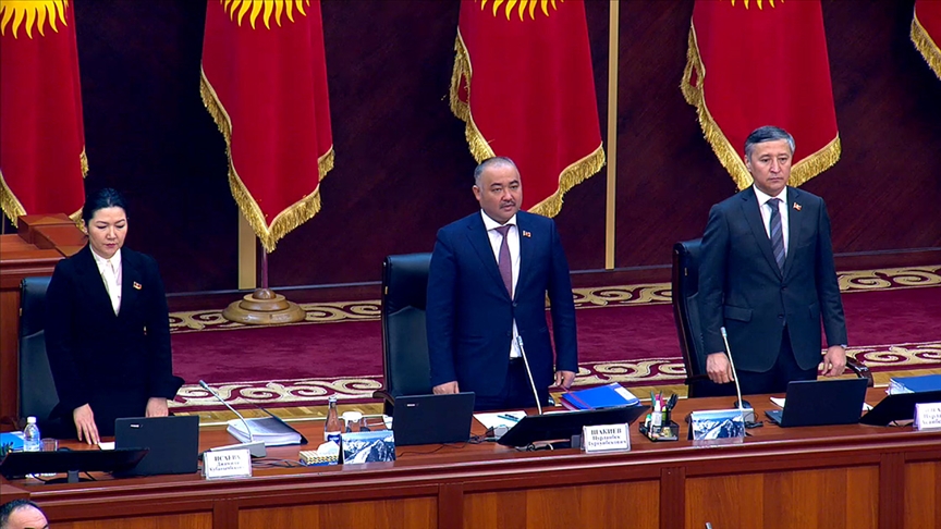 Kırgızistan Meclisinde, depremlerde hayatını kaybedenler için saygı duruşu