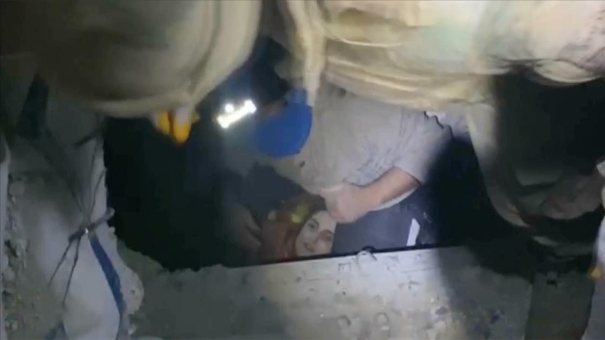 Van'dan deprem bölgesine giden ekipler enkaz altından Suriyeli anne ve çocuğunu kurtardı