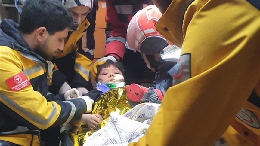 Türkiye: un enfant de six ans extrait vivant des décombres de sa maison, 47 heures après le séisme