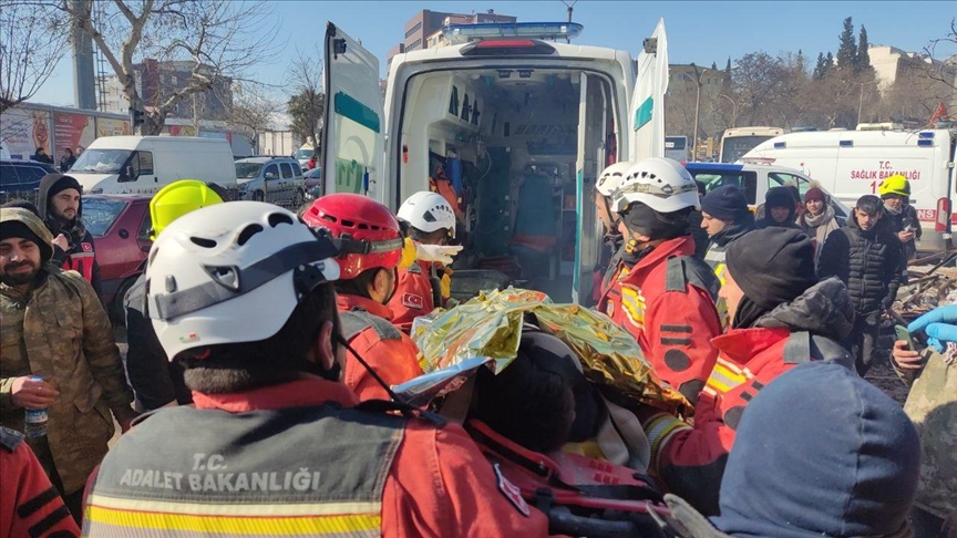 Küçük Berat, 55 saat sonra enkazdan elinde tuttuğu muhabbet kuşuyla çıkarıldı 