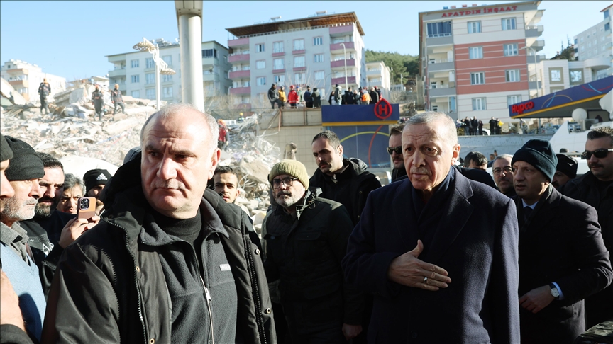 Президент Турции посетил палаточный городок в зоне землетрясения в Кахраманмараше