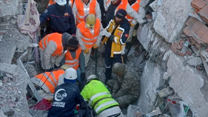 В Кахраманмараше через 61 час после землетрясения из-под завалов извлечена женщина