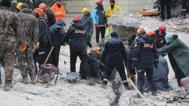 UPDATE - Broj poginulih u snažnim zemljotresima u Turkiye povećan na 7.108