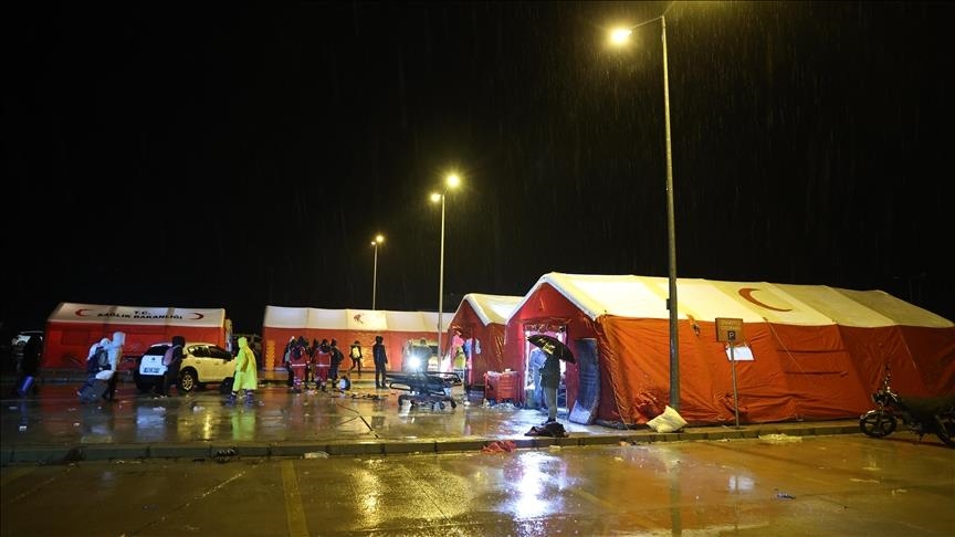 Минздрав: В 10 провинциях зоны бедствия в Турции развернуты 77 полевых госпиталей
