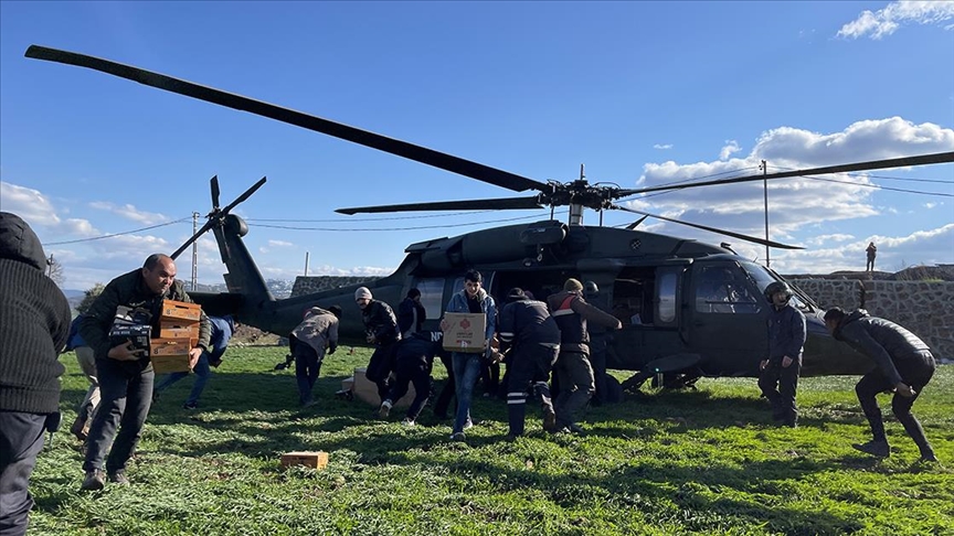 Gaziantep kırsalındaki depremzedelere askeri helikopterle yardım malzemesi ulaştı