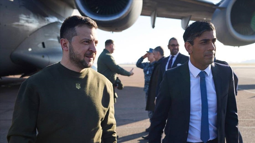 زيلينسكي يطلب السلاح خلال زيارته إلى لندن