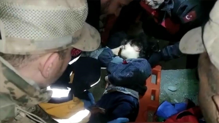 Hatay'da enkaz altında kalan 3'ü çocuk 4 kişi kurtarıldı